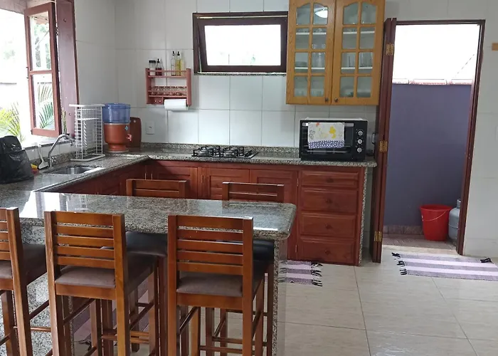 Casa Roxa Com Piscina Em Condominio