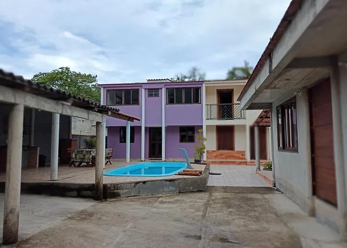 Casa Roxa Com Piscina Em Condominio